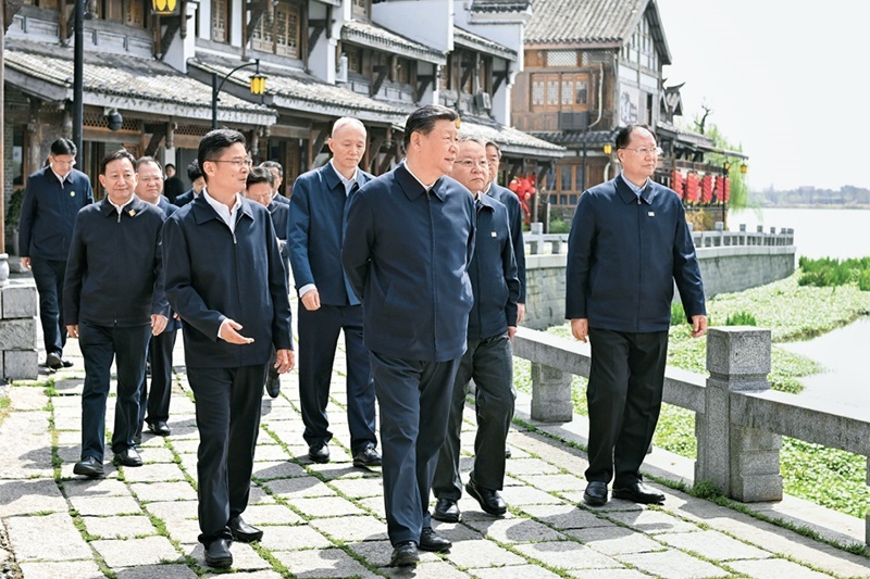 2024年3月18日至21日，中共中央總書記、國(guó)家主席、中央軍委主席習(xí)近平在湖南考察。這是19日上午，習(xí)近平在常德河街考察。 新華社記者 謝環(huán)馳/攝