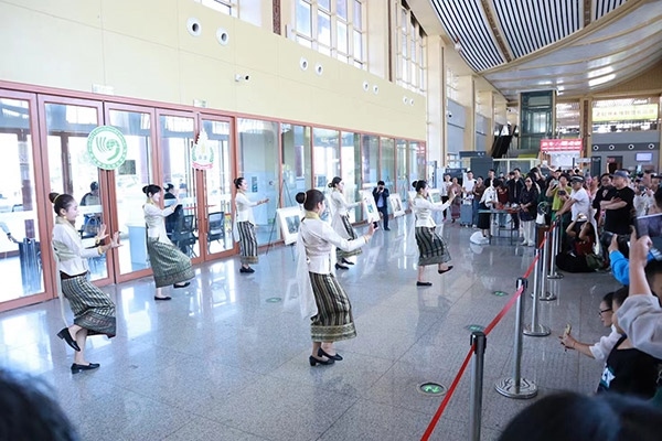 演員在中老鐵路瑯勃拉邦車站表演節(jié)目。蓬屏攝