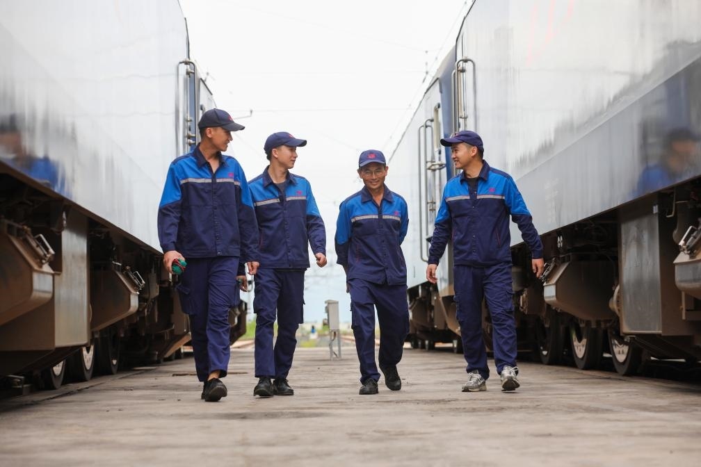 2024年9月9日，來自中國、老撾的師徒4人在中老鐵路萬象運營管理中心的機車檢修庫內。新華社發(fā)（楊永全攝）