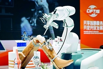 2024年中國國際服務(wù)貿(mào)易交易會上展出的人工智能骨科手術(shù)機器人。新華社發(fā)