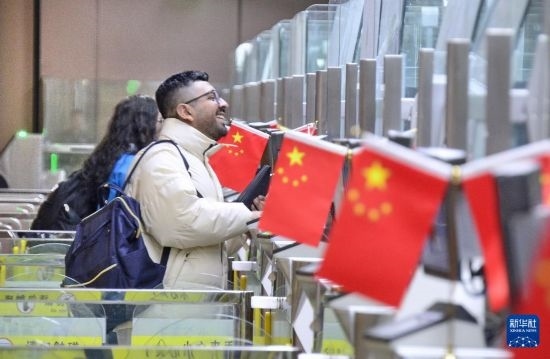 1月2日，國(guó)外旅客通過(guò)大興機(jī)場(chǎng)邊檢站入境。新華社記者 李欣 攝