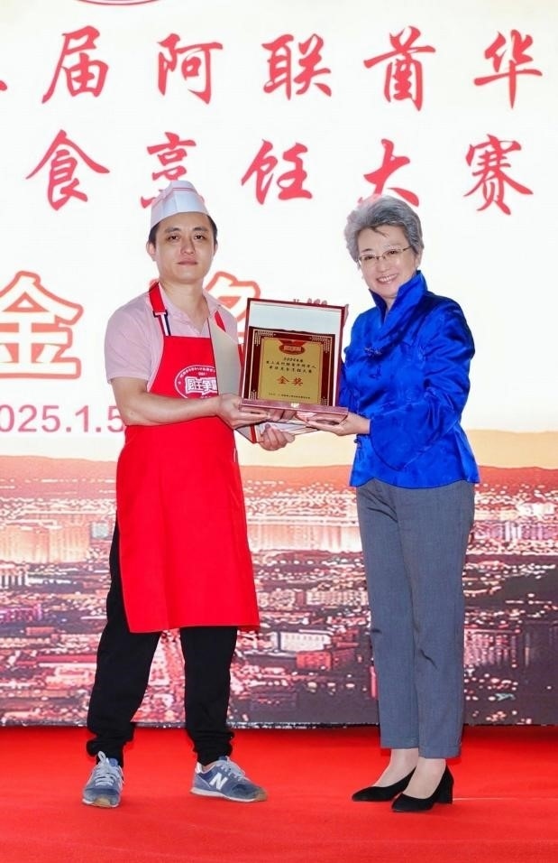 中國(guó)駐迪拜總領(lǐng)事歐渤芊（右）為金獎(jiǎng)獲得者頒獎(jiǎng)。主辦方供圖