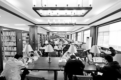 重慶大學(xué)圖書(shū)館，大學(xué)生們正在讀書(shū)學(xué)習(xí)。孫凱芳攝/光明圖片