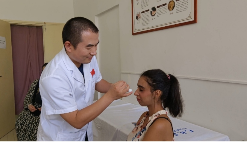 中國醫(yī)生為患者針灸治療。中國援阿爾及利亞醫(yī)療隊供圖