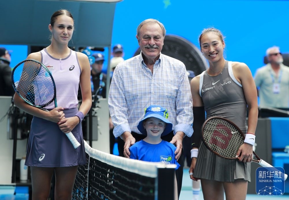 ↑鄭欽文（右）、托多尼（左）在比賽前與澳大利亞網(wǎng)球名將約翰·紐康姆合影。新華社記者 馬平 攝
