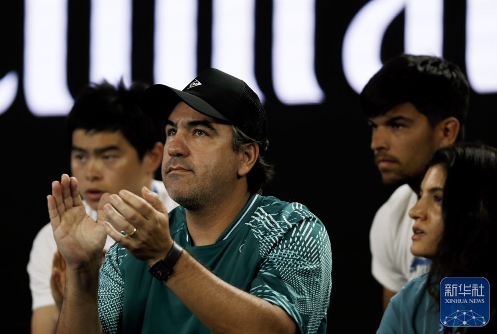 ↑鄭欽文的教練丹特·博蒂尼（中）在場邊觀賽。新華社記者 馬平 攝