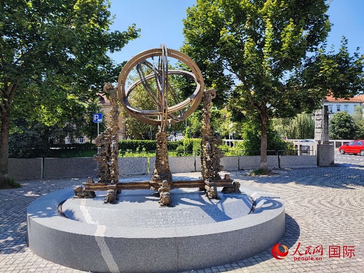 位于盧布爾雅那古城中心河畔的中斯友好紀(jì)念碑。人民網(wǎng)記者 謝亞宏攝