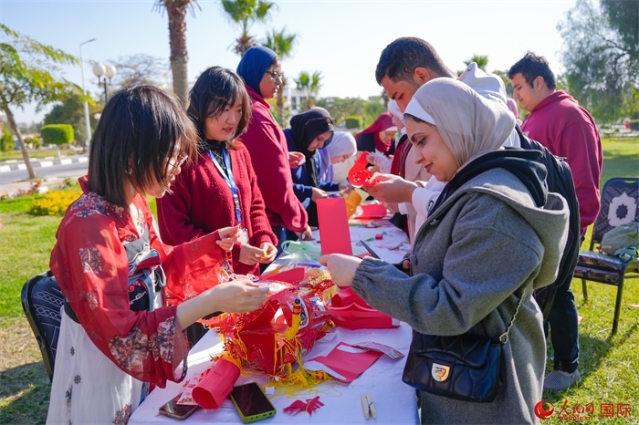 學(xué)生們踴躍參與中國(guó)文化體驗(yàn)活動(dòng)。人民網(wǎng) 塔里克·易卜拉欣攝