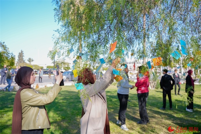 學(xué)生們踴躍參與中國(guó)文化體驗(yàn)活動(dòng)。人民網(wǎng) 塔里克·易卜拉欣攝