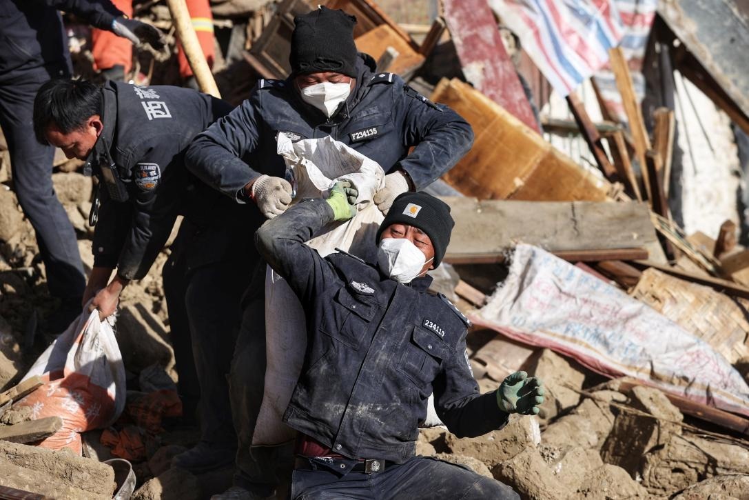 1月9日，定日縣長所鄉(xiāng)古榮村，日喀則市公安局民警協(xié)助受災(zāi)群眾清理廢墟。 環(huán)球時報(bào)記者 崔萌攝