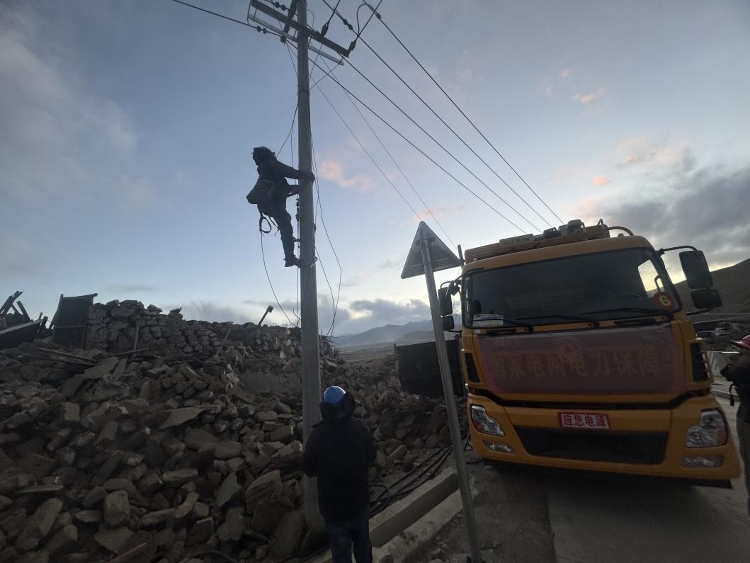 1月10日，定日縣長所鄉(xiāng)，國家電網(wǎng)西藏電力員工正在搶修災(zāi)區(qū)受損線路。人民日報(bào)記者宋豪新攝