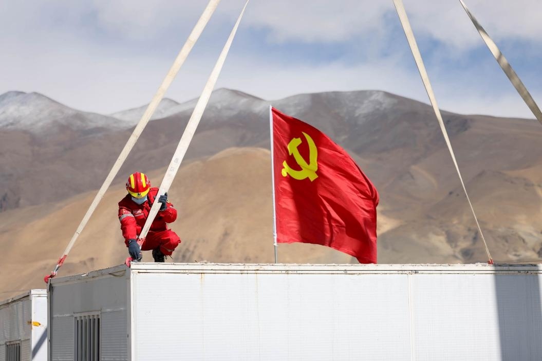 1月13日，定日縣長所鄉(xiāng)嘎布村安置點(diǎn)，中國安能三局成都基地支援震區(qū)的黨員突擊隊(duì)隊(duì)員在搭建活動板房。人民日報(bào)記者張武軍攝