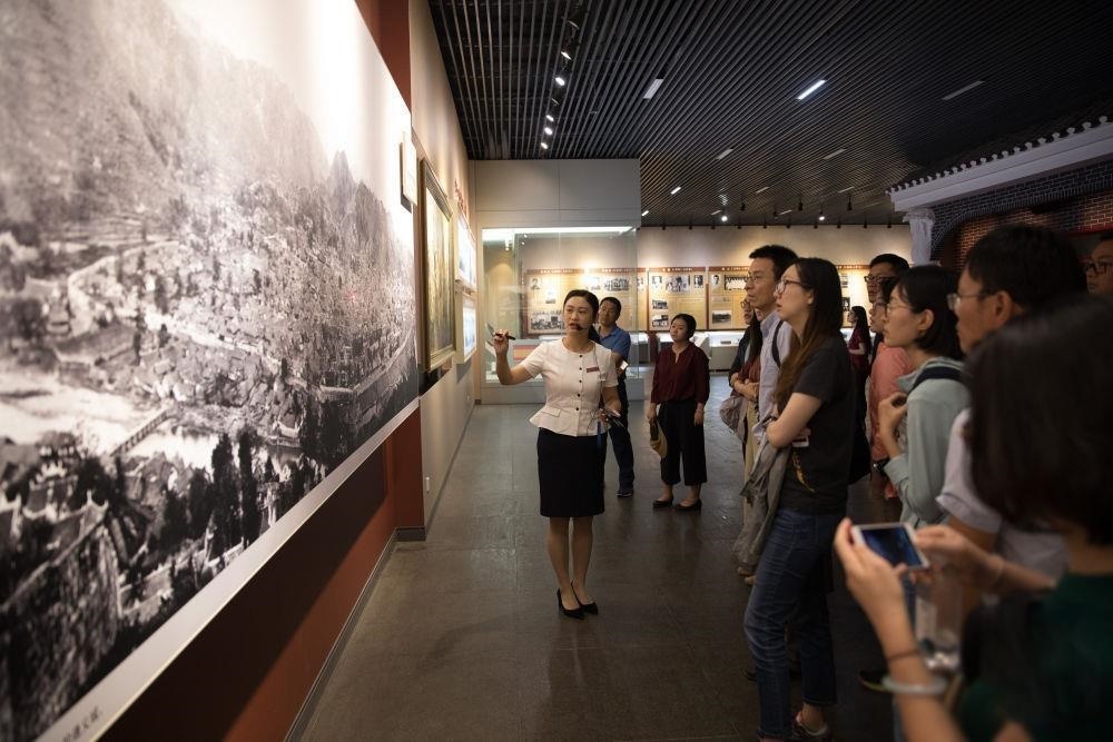 △參觀者在遵義會議紀(jì)念館聽取介紹。