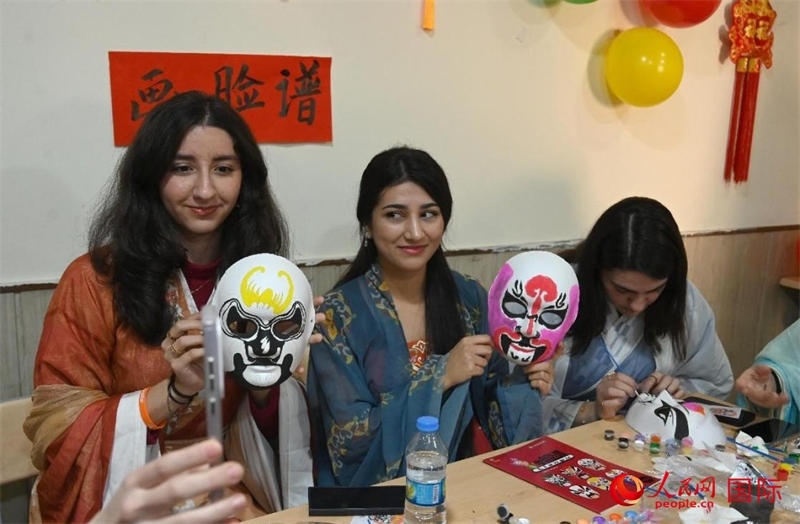 畫臉譜。人民網(wǎng)伊納斯·易卜拉欣攝