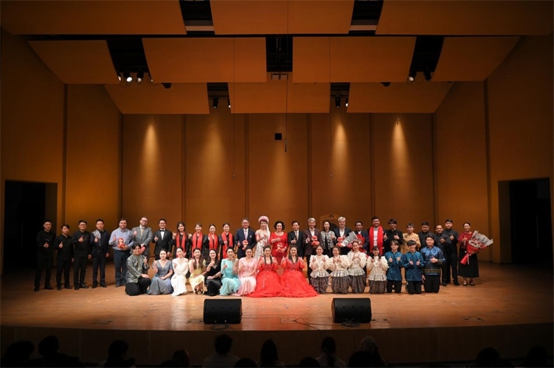 音樂(lè)會(huì)嘉賓與表演者集體合影?；顒?dòng)主辦方供圖