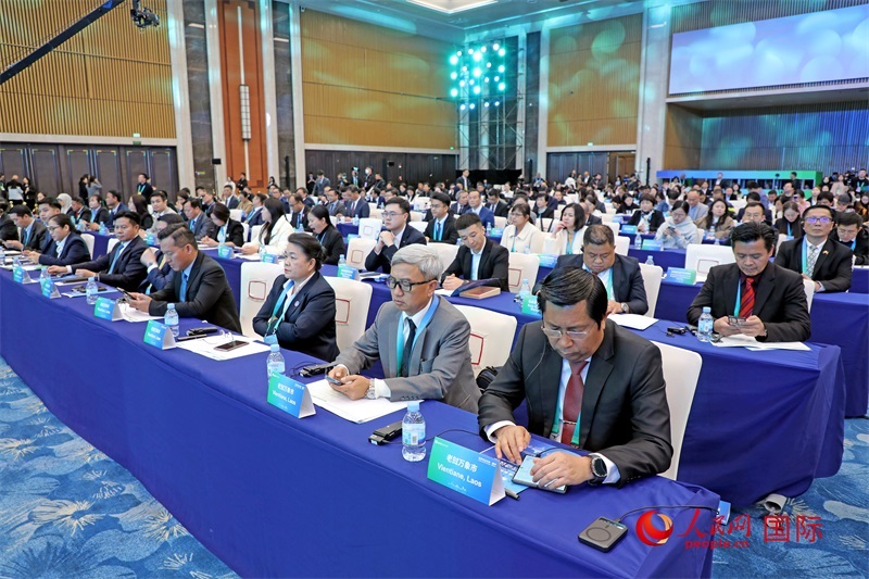 這是1月16日在南寧國際會展中心拍攝的“世界市長對話·南寧”活動現(xiàn)場。人民網(wǎng)記者 趙益普攝