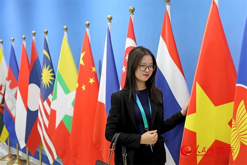 越南芒街市參會代表在南寧國際會展中心參觀。人民網(wǎng)記者 趙益普攝