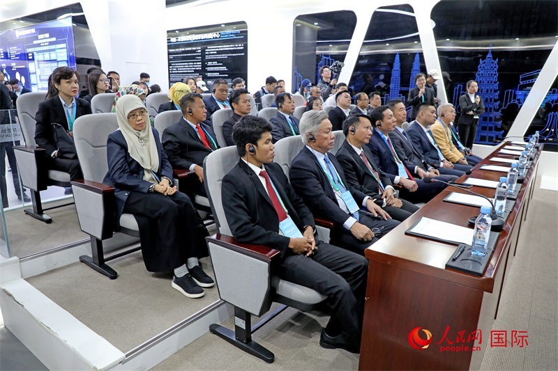 參加活動的東盟國家市長在中國—東盟新型智慧城市協(xié)同創(chuàng)新中心參觀調(diào)研。人民網(wǎng)記者 趙益普攝