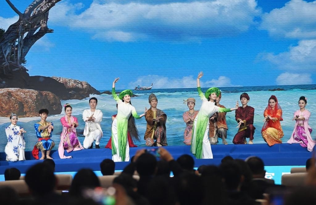 這是1月16日，在南寧國際會展中心，演員在“世界市長對話·南寧”活動間隙表演節(jié)目。新華社記者 陸波岸 攝