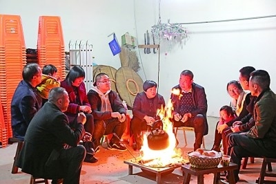 為討論蜜梨產(chǎn)業(yè)發(fā)展事宜，鸕鳥鎮(zhèn)開展“圍爐夜話”。資料圖片