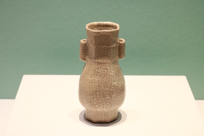 圖為故宮博物院藏宋代哥窯米黃釉貫耳瓶。