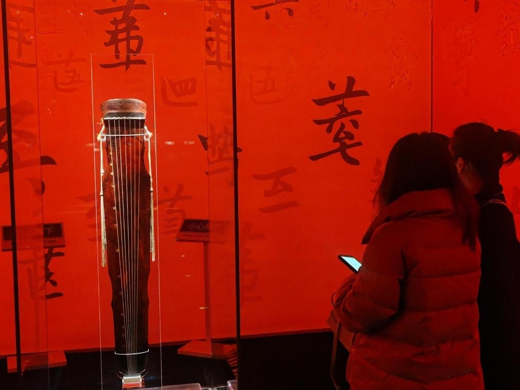 近日，在浙江省博物館之江館區(qū)，故宮博物館收藏的唐“大圣遺音”琴在“‘故宮·茶世界’觀茶——茶文化精品展”展出。新華社記者 馮源 攝