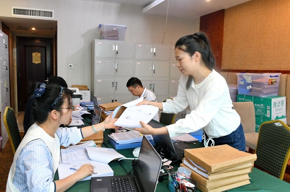 福州市委巡察機構(gòu)對全市法院系統(tǒng)開展提級聯(lián)動交叉巡察。在永泰縣駐地，巡察組工作人員查看財務(wù)憑證（2024年5月21日攝）。新華社記者 林善傳 攝