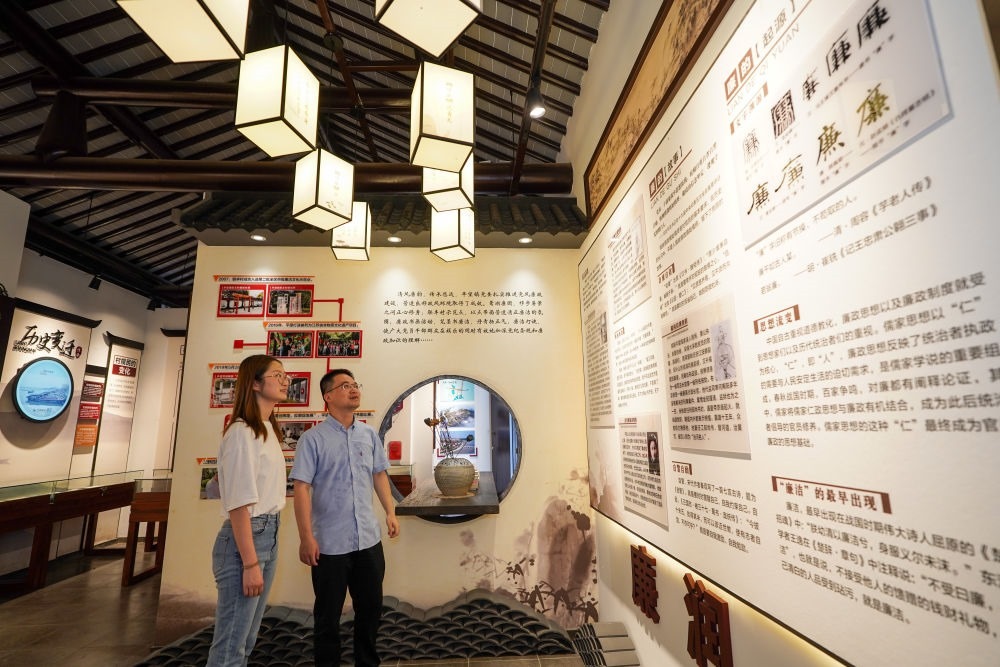 參觀者在蘇州市吳江區(qū)平望鎮(zhèn)廉潔教育基地鶯湖廉園內(nèi)參觀（2024年7月4日攝）。新華社記者 李博 攝