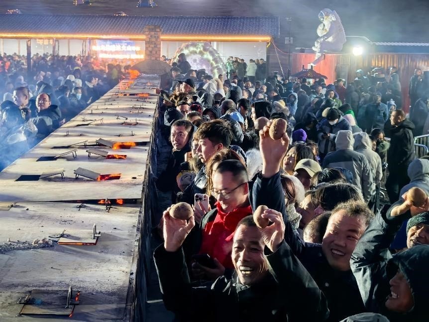 烏蘭哈達火山腳下“千人烤土豆”。人民網(wǎng)記者 苗陽攝