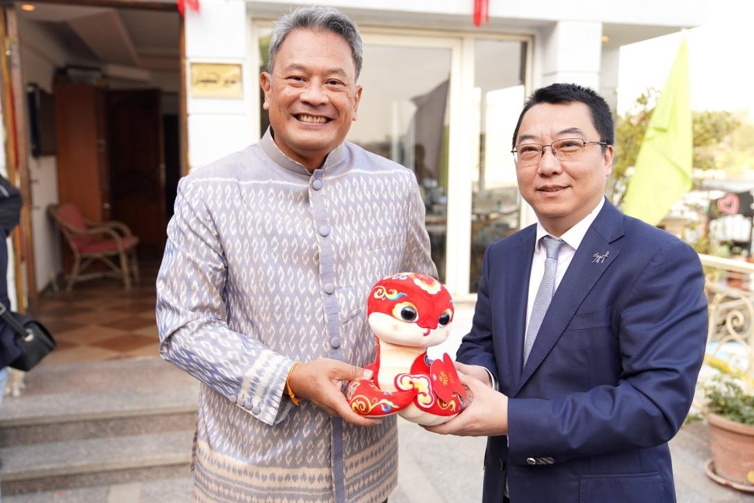 中國(guó)駐埃及使館參贊兼開(kāi)羅中國(guó)文化中心主任張易向塔納瓦大使贈(zèng)送2025“歡樂(lè)春節(jié)”吉祥蛇。開(kāi)羅中國(guó)文化中心供圖