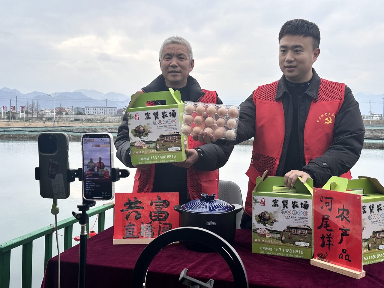 在蒼南金鄉(xiāng)鎮(zhèn)，永興、半浹連、河尾垟?shù)犬?dāng)年受災(zāi)的臨近村落，正連片建設(shè)美麗江南水鄉(xiāng)新景。圖為河尾垟村設(shè)在河邊的“共富直播間”。金鄉(xiāng)鎮(zhèn) 供圖