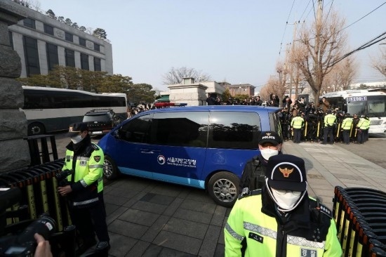  1月21日，尹錫悅乘坐的車輛進入韓國首爾的憲法法院。新華社記者姚琪琳攝