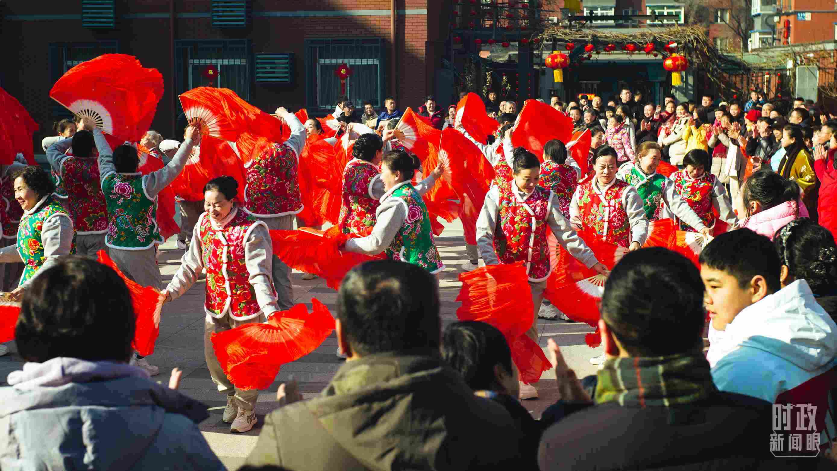長安小區(qū)文化廣場上，居民們扭起歡快的秧歌。（總臺央視記者彭漢明拍攝）