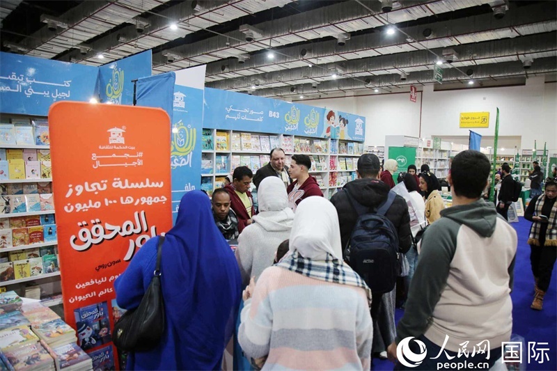 觀眾參觀書展展臺。人民網(wǎng)記者 黃培昭攝