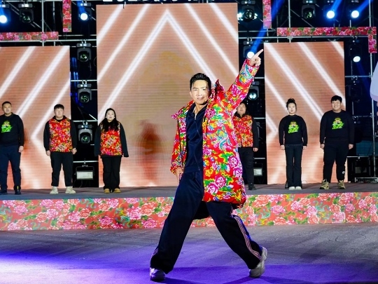 健身教練劉畊宏耐心帶領(lǐng)現(xiàn)場(chǎng)以及線上的朋友們進(jìn)行熱身。人民網(wǎng)記者 許維娜攝