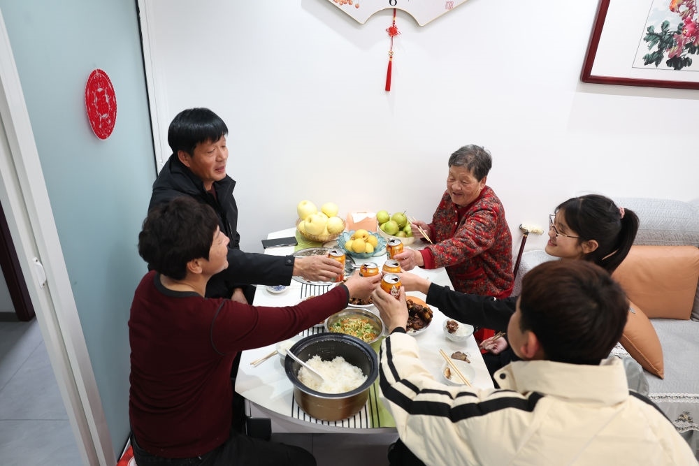 2025年1月22日，遼寧省葫蘆島市綏中縣祝家溝村村民朱西存一家在新房里。新華社記者姚劍鋒 攝