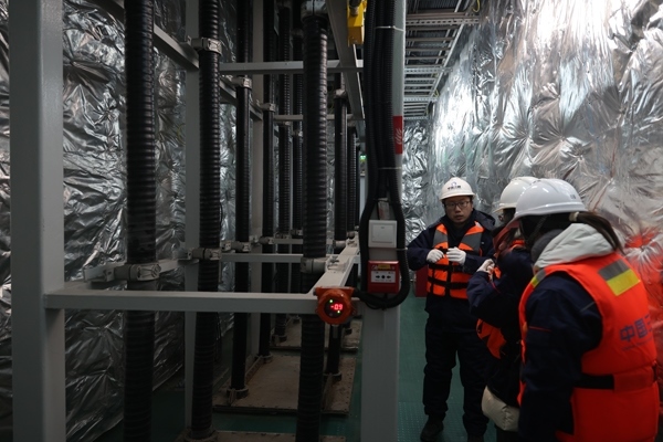 運維人員在風(fēng)電場海上升壓站上進行巡視檢查。受訪者供圖