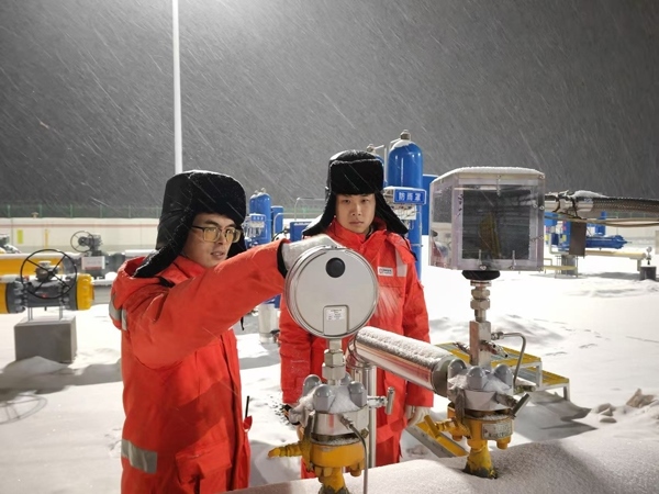 黑河作業(yè)區(qū)員工夜間對天然氣管道進行巡檢。受訪者供圖