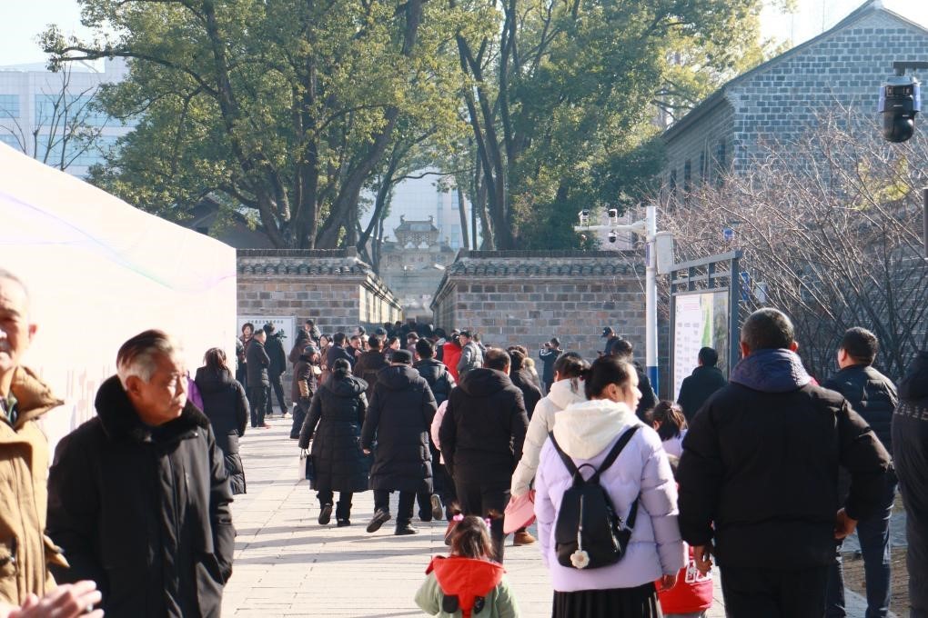 1月29日，游客在安徽省桐城市的六尺巷游覽。新華社記者 許諾 攝