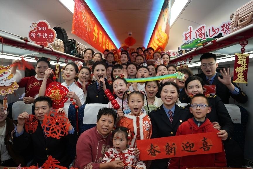 全體演職人員與旅客大合影。人民網(wǎng) 歐陽易佳攝