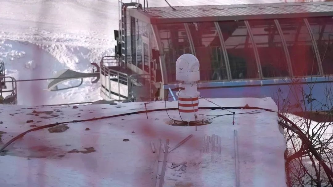 設(shè)在坡面障礙技巧和大跳臺(tái)雪道旁的激光測(cè)風(fēng)雷達(dá)。氣象部門供圖