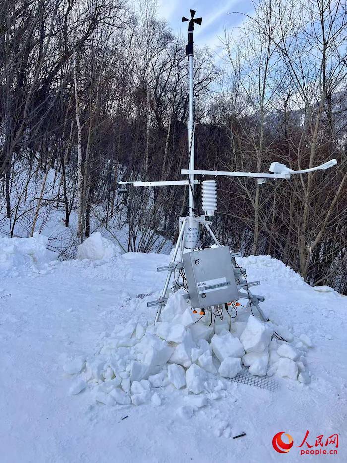 設(shè)置在賽道附近的便攜式自動(dòng)氣象站。人民網(wǎng) 高清揚(yáng)攝