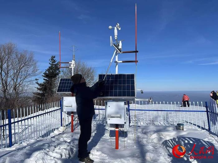 工作人員正在對(duì)氣象設(shè)備進(jìn)行日常維護(hù)。人民網(wǎng) 高清揚(yáng)攝