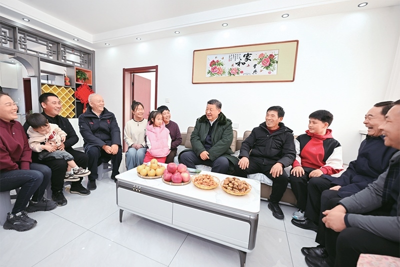 2025年1月22日至24日，中共中央總書(shū)記、國(guó)家主席、中央軍委主席習(xí)近平冒著嚴(yán)寒來(lái)到遼寧，看望慰問(wèn)基層干部群眾。這是22日下午，習(xí)近平在葫蘆島市綏中縣明水滿族鄉(xiāng)祝家溝村考察時(shí)，同村民王寶維一家圍坐一起拉家常。 新華社記者 謝環(huán)馳/攝