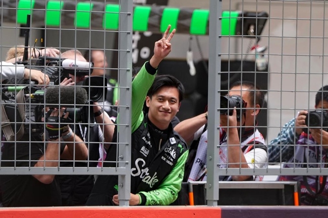 2024年4月19日，索伯車隊中國車手周冠宇（中）在練習(xí)賽前向觀眾致意。當(dāng)日，F(xiàn)1中國大獎賽在上海開賽。中國車手周冠宇主場首秀參賽。新華社記者 夏一方攝