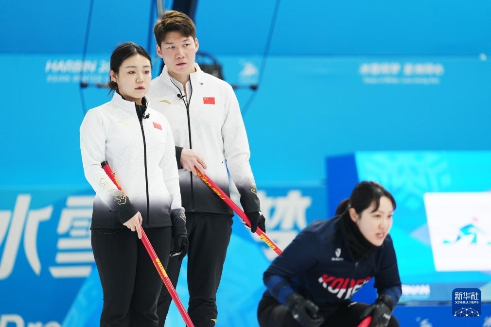 2月6日，中國(guó)隊(duì)選手王智宇（中）、韓雨（左）在比賽中。新華社記者 王松 攝