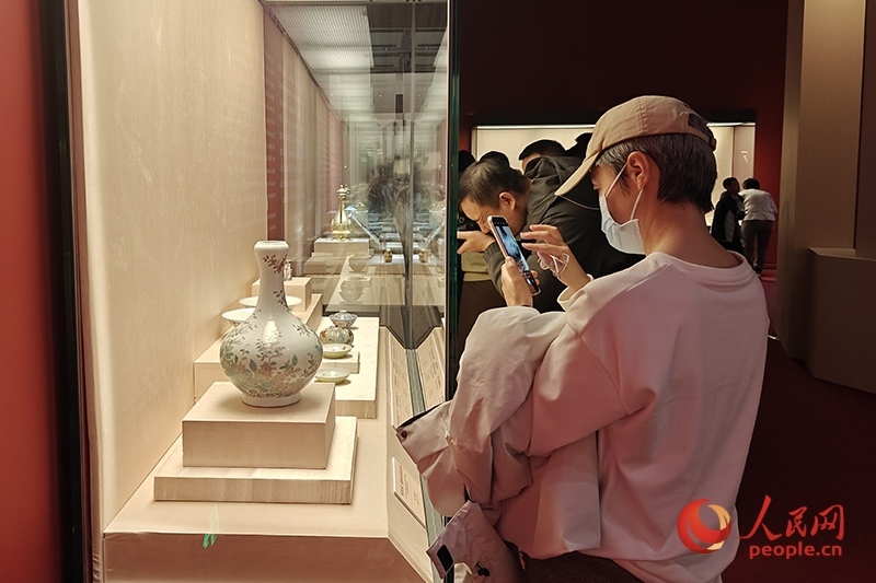 觀眾正在中國(guó)國(guó)家博物館參觀展覽。人民網(wǎng)記者 韋衍行攝