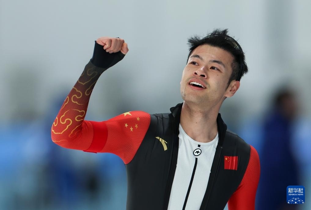 2月8日，寧忠?guī)r慶祝奪冠。新華社記者 王楷焱 攝