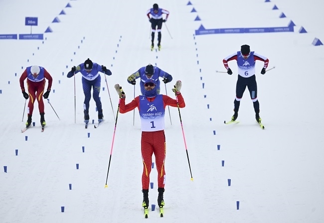 2月8日，王強(qiáng)（中）慶祝奪冠。新華社記者 張龍攝
