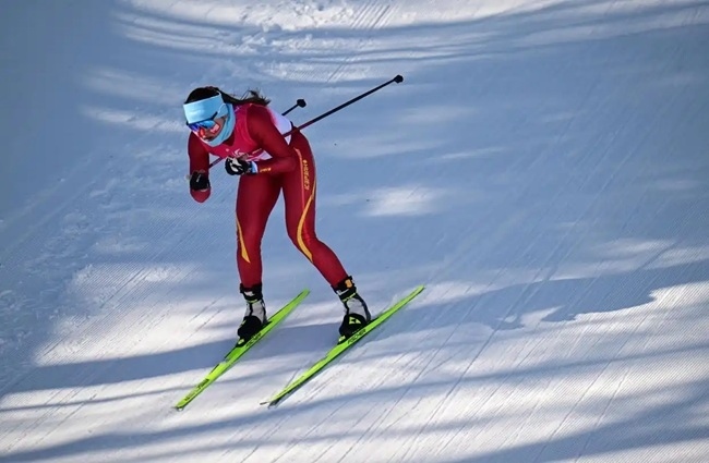 2月9日，中國隊(duì)選手巴亞尼·加林在比賽中。新華社記者 張龍攝